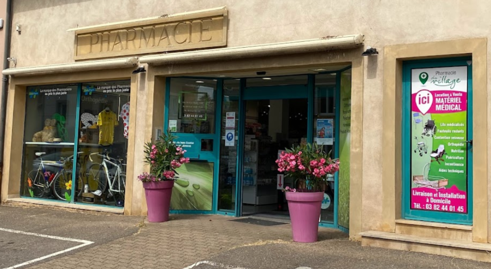 Devanture pharmacie du village